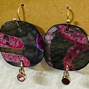 Orecchini pendenti di carta realizzati con CARTA DIPINTA A MANO + carta riciclata - Gioielli di carta leggeri, unici nel loro genere, fatti a mano. Rosa + grigio.