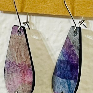 Orecchini pendenti di carta realizzati con CARTA DIPINTA A MANO + carta riciclata - Gioielli di carta leggeri, unici nel loro genere, fatti a mano. Lavanda.