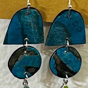 Orecchini pendenti di carta realizzati con CARTA DIPINTA A MANO + carta riciclata - Gioielli di carta leggeri, unici nel loro genere, fatti a mano. Blu + Nero.