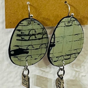 Orecchini pendenti in carta realizzati con carta dipinta a mano e carta riciclata - Gioielli di carta leggeri, unici nel loro genere, fatti a mano. Verde chiaro e nero