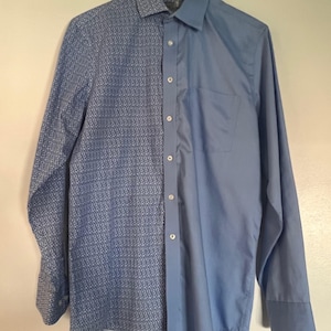 UPCYCLED Camicia da uomo rielaborata Mashup - Unisex - Media-Grande - Azzurro chiaro tinta unita + stampa - Design metà e metà - Orlo irregolare - reUSEreESIGN