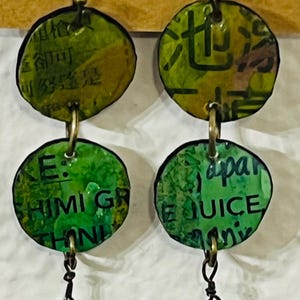 Orecchini pendenti di carta realizzati con CARTA DIPINTA A MANO + carta riciclata - Gioielli di carta leggeri, unici nel loro genere, fatti a mano. Verde + Nero.