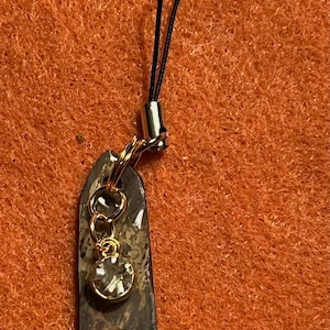 PINGENTE DE CELULAR MARROM FEITO À MÃO com um pingente de papel reciclado + pingente de pedra preciosa transparente. Um toque único para celular!