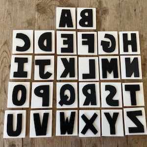 Juego completo de sellos de goma. Incluye: letras mayúsculas, números grandes y símbolos de teclado. Tamaño: 3,8 a 6,35 cm. Hecho a mano. Estilo bloque grueso.
