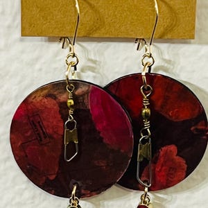 Orecchini pendenti di carta realizzati con CARTA DIPINTA A MANO + carta riciclata - Gioielli di carta leggeri, unici nel loro genere, fatti a mano. Rosso scuro + nero.