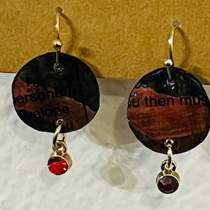 Orecchini pendenti di carta realizzati con CARTA DIPINTA A MANO + carta riciclata - Gioielli di carta leggeri, unici nel loro genere, fatti a mano. Rosso scuro + nero.