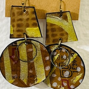 Orecchini pendenti in carta realizzati con CARTA DIPINTA A MANO + carta riciclata - Gioielli in carta leggera, unici nel loro genere, fatti a mano. Oro + marrone chiaro.