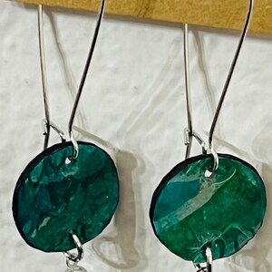 Orecchini pendenti di carta realizzati con CARTA DIPINTA A MANO + carta riciclata - Gioielli di carta leggeri, unici nel loro genere, fatti a mano. Verde + verde acqua.