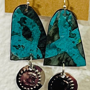 Orecchini pendenti di carta realizzati con CARTA DIPINTA A MANO + carta riciclata - Gioielli di carta leggeri, unici nel loro genere, fatti a mano. Verde acqua + nero.