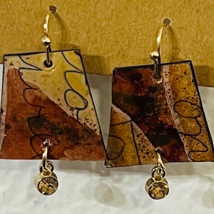 Orecchini pendenti di carta realizzati con CARTA DIPINTA A MANO + carta riciclata - Gioielli di carta leggeri, unici nel loro genere, fatti a mano. Marrone + zucca.