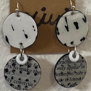 Orecchini pendenti in carta realizzati con CARTA DIPINTA A MANO + carta riciclata - Gioielli in carta leggera, unici nel loro genere, fatti a mano. Bianco e nero.