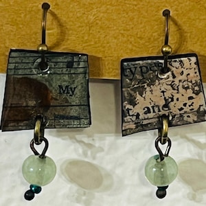 Orecchini pendenti di carta realizzati con CARTA DIPINTA A MANO + carta riciclata - Gioielli di carta leggeri, unici nel loro genere, fatti a mano. Verde chiaro + marrone.