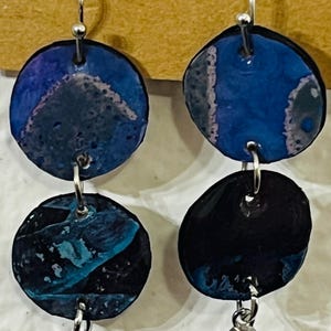 Orecchini pendenti di carta realizzati con CARTA DIPINTA A MANO + carta riciclata - Gioielli di carta leggeri, unici nel loro genere, fatti a mano. Blu + Nero.