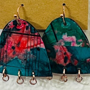 Orecchini pendenti in carta realizzati con CARTA DIPINTA A MANO + carta riciclata - Gioielli di carta leggeri, unici nel loro genere, fatti a mano. Verde acqua + rosa shocking.