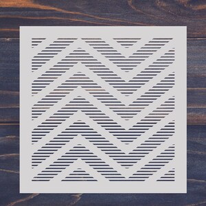 Puede incluir: Plantilla blanca con un patrón geométrico de formas de chevron superpuestas creadas por finas líneas horizontales.