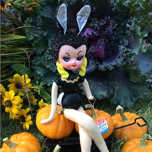 4 pak van hoge kwaliteit 4x6 foto wenskaarten met een vintage vakantie fair pose pop in een Playboy Bunny Pak.