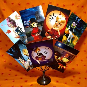 Paquete de 7 postales de Halloween 5X7 con muñecas japonesas vintage en escenas de Halloween "espeluznantes". ¡Tarjetas divertidas para enviar y mostrar!