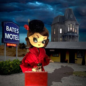 8x10 kwaliteit foto afdrukken: "Inchecken?"  Beautiful Girl arriveert in het Bates Motel (achtergrond bevat de echte set uit de serie)!