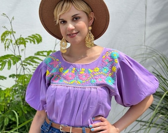 Lila geborduurde Mexicaanse blouse, veelkleurig bloemenborduurwerk, top met pofmouwen, maximalistische boho-mode, vakantie in Mexico, resortkleding