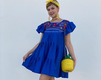 Sukienka w stylu boho z falbankami, elektryzująca niebieska meksykańska sukienka damska, haft kwiatowy, letnia sukienka z falbankami na rękawach, niebieska sukienka piknikowa, fiesta