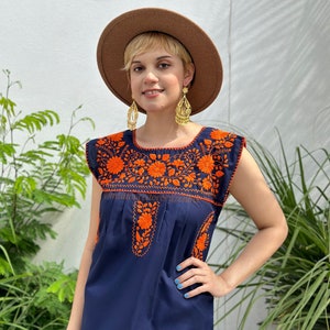 ネイビーブルーの花柄刺繍入りメキシカンブラウス、コットン 