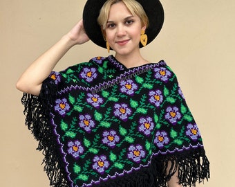 Poncho mexicano con bordado floral, chal bordado morado negro, capa estilo suroeste, encubrimiento de invierno, envoltura de noche de quexquemetl de Puebla