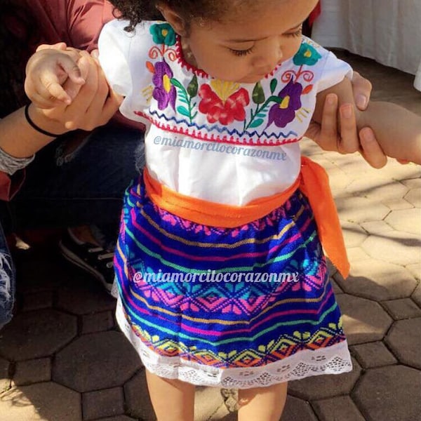Colorida blusa de bebé mexicana, vestido de bebé mexicano, falda de sarape y encaje, bordado floral, traje de fiesta de bebé, días de charro, conjunto de fiesta uno