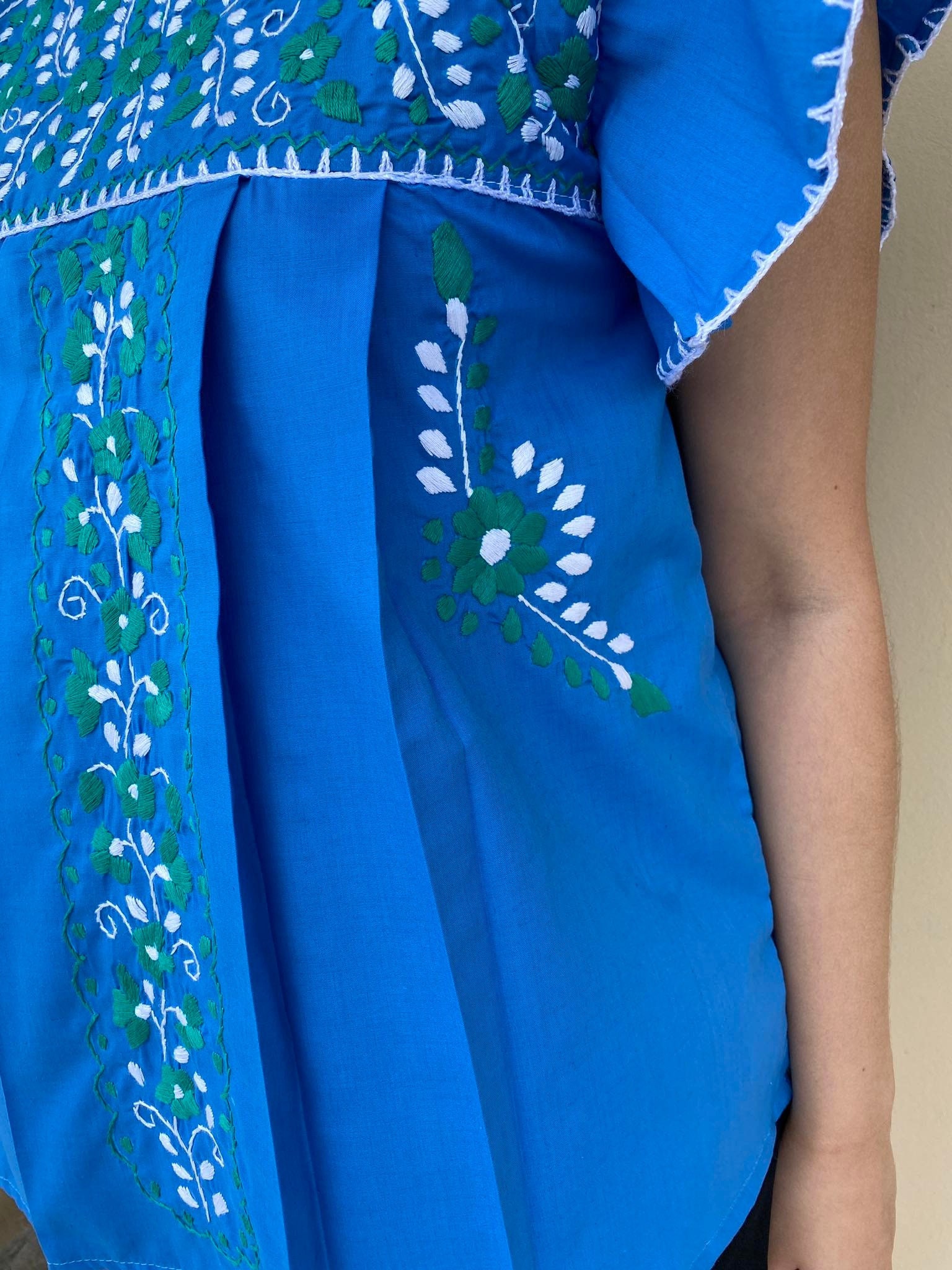手刺繍の花柄サマートップス、ミディアムサイズのメキシコブラウス 