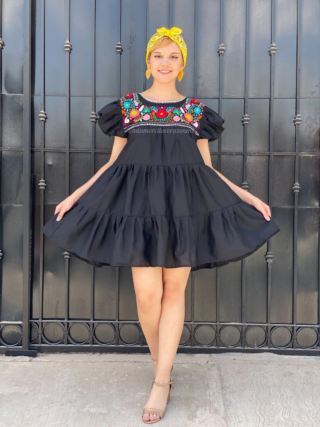 Vestido negro con volantes best sale