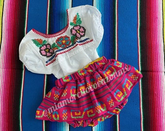 ホットピンクのメキシコのベビードレス、メキシコのベビー服、オフホワイトの花柄スパンコールトップ、ファーストフィエスタブルマー、ベビーウノフィエスタトップ、シンコデマヨ