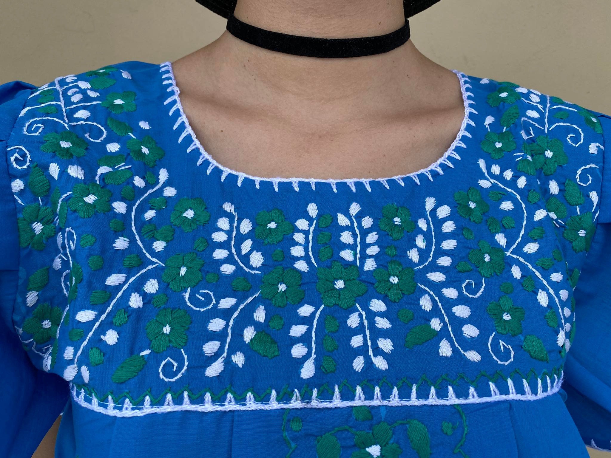 手刺繍の花柄サマートップス、ミディアムサイズのメキシコブラウス 