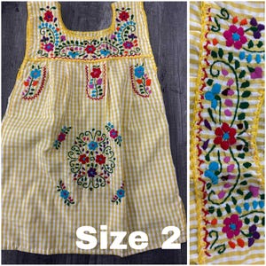 Mit Blumen bestickte mexikanische Tunika für Mädchen, ärmelloses gelb-weißes Vichy-Karokleid, mehrfarbige Stickerei, Rodeo-Chic am Sonntag