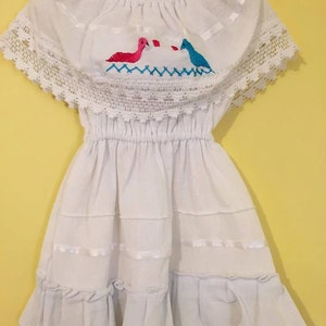 Vestido mexicano blanco roto para bebé. Vestido de fiesta san antonio, Vestido blanco bordado, Traje de vacaciones en México, Vestido de primer cumpleaños, Coco