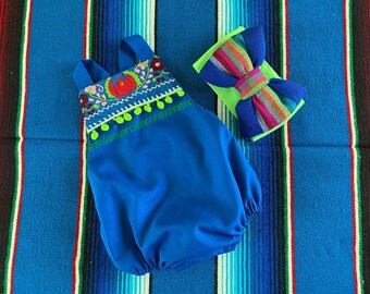 花の刺繍が施された女の子のベビーロンパース、初めてのフィエスタのカラフルなサンスーツ、初めての誕生日のメキシコの衣装、メキシコのベビードレス、シンコ・デ・マヨ、コンチャ
