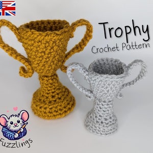 Może przedstawiać: Wzór na szydełku na trofeum. Wzór zawiera instrukcje dotyczące wykonania złotego i srebrnego trofeum. Wzór jest dostępny do pobrania.