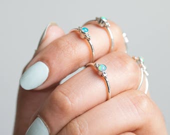 Anello con opale autentico, anello con opale naturale, anello minimalista con opale, anello delicato e unico