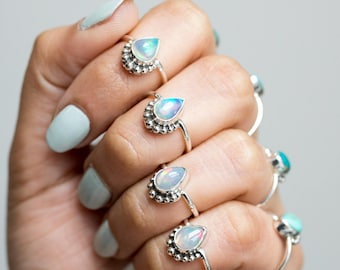 Anello in argento con opale, anello impilabile con opale a forma di pera