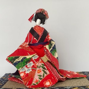 Mujer japonesa y grullas