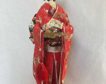 Une Belle Japonaise De 18 Ans Dans Un Kimono Rouge Exquis | Photo Premium