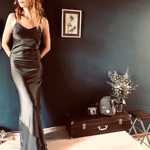 Elegante zwarte zijden jurk | Jaren &#39;20 geïnspireerde slipdress | Zwarte zijden jurk | Zwarte zijden bias-cut jurk | slinkse zwarte jurk |