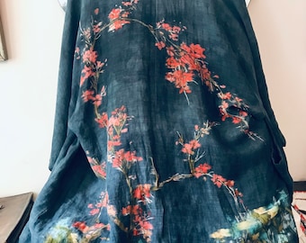Schöner blauer Kimono für Frauen | Handbemalte Blüten | Handgenähte Details | Kirschblüten-Design | Traditioneller japanischer Stil |