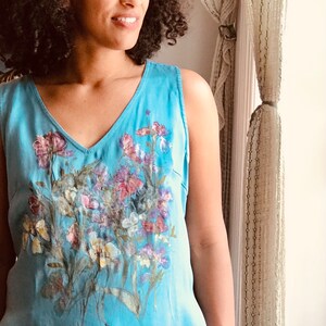 Damen Seidenbluse, individuell bemalt, Textilkunst, botanische Kunst Seidenbluse, feinste Seide ärmellose Bluse, florale Seidenbluse, Seide Bild 8