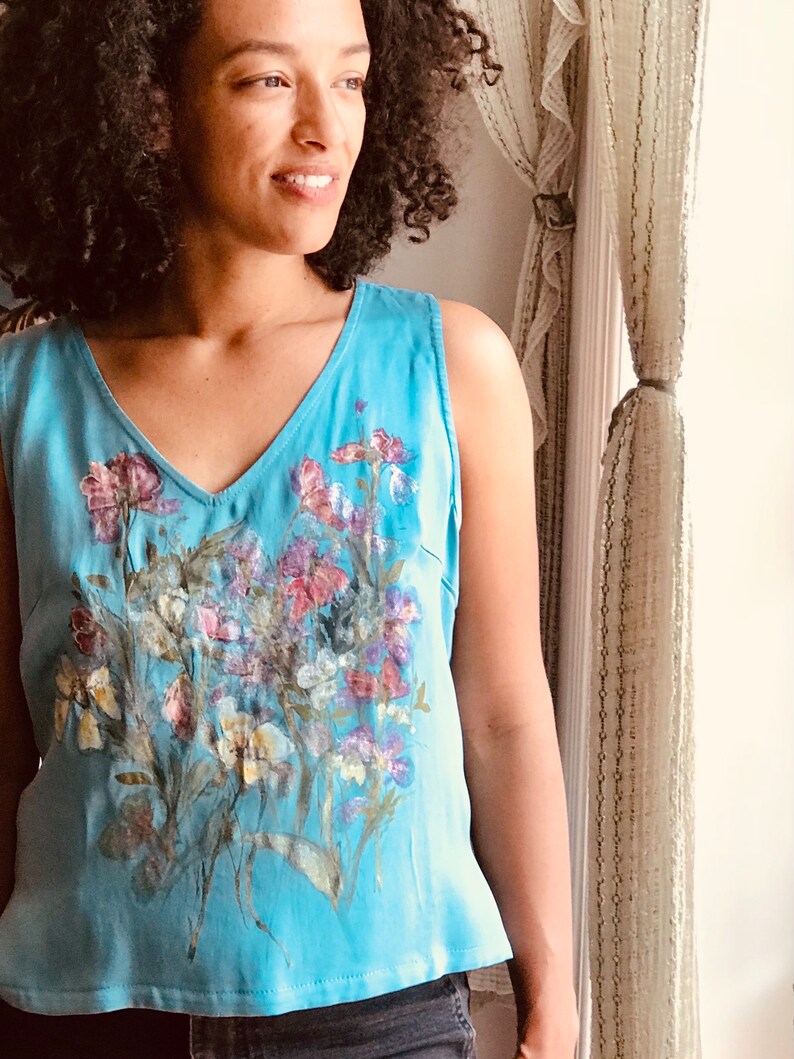 Damen Seidenbluse, individuell bemalt, Textilkunst, botanische Kunst Seidenbluse, feinste Seide ärmellose Bluse, florale Seidenbluse, Seide Bild 8