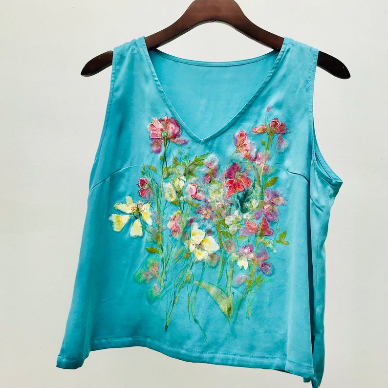 Damen Seidenbluse, individuell bemalt, Textilkunst, botanische Kunst Seidenbluse, feinste Seide ärmellose Bluse, florale Seidenbluse, Seide Turquoise V-Neck