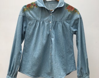 Vintage Jeanshemd | Handgemalte Blumen | Langarm | Gefaltete Passe | 70er/80er Jahre Stil | Textilkunst | Einzigartige Damen Bluse | Jahrgang