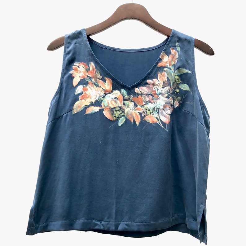 Damen Seidenbluse, individuell bemalt, Textilkunst, botanische Kunst Seidenbluse, feinste Seide ärmellose Bluse, florale Seidenbluse, Seide Bild 3