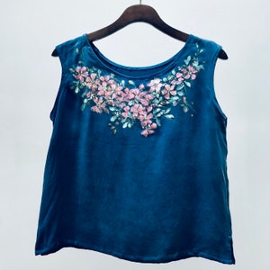 Damen Seidenbluse, individuell bemalt, Textilkunst, botanische Kunst Seidenbluse, feinste Seide ärmellose Bluse, florale Seidenbluse, Seide Blue Blossoms