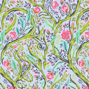 Könnte beinhalten: Ein nahtloses Muster mit einem fantasievollen Design aus stilisierten grünen Zweigen mit rosa Blüten und blauen Blättern. Die Zweige sind miteinander verwoben, um ein sich wiederholendes Muster zu erzeugen.