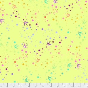 Peut inclure: Un tissu jaune avec un motif répétitif d'oiseaux et d'étoiles colorés. Les oiseaux volent dans différentes directions et les étoiles sont dispersées sur tout le tissu.