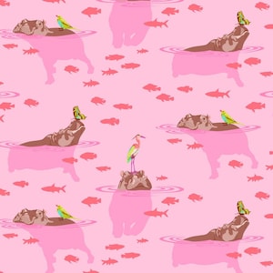 Op de afbeelding: Een roze naadloos patroon met nijlpaarden die zwemmen in een roze meer met vissen, vlinders en vogels. De nijlpaarden zijn in verschillende poses, sommige met vogels op hun rug. Het patroon is perfect voor stof, behang of andere decoratieve projecten.